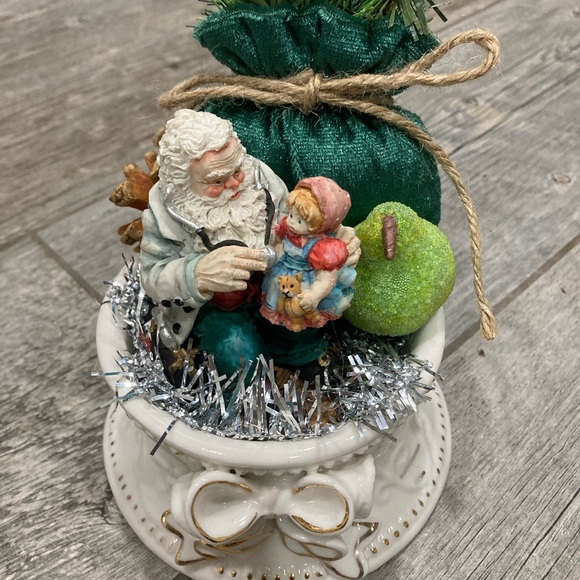 Santa and girl Christmas assemblage - Picture 4 of 13